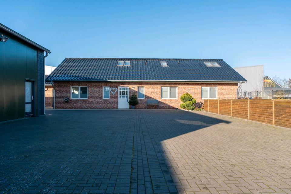 Thumbnail-Wohnhaus mit Halle im Gewerbegebiet Fockbek