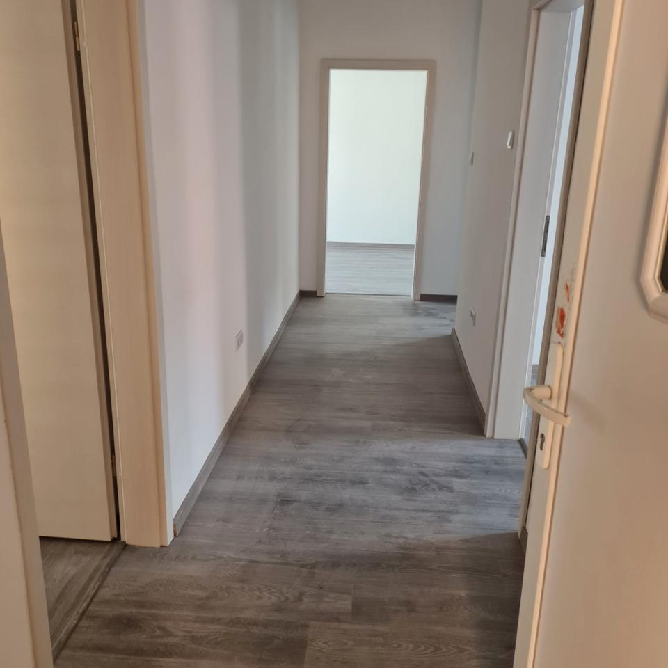 Thumbnail-Große und neurenovierte 4 ZKB Wohnung mit Wintergarten