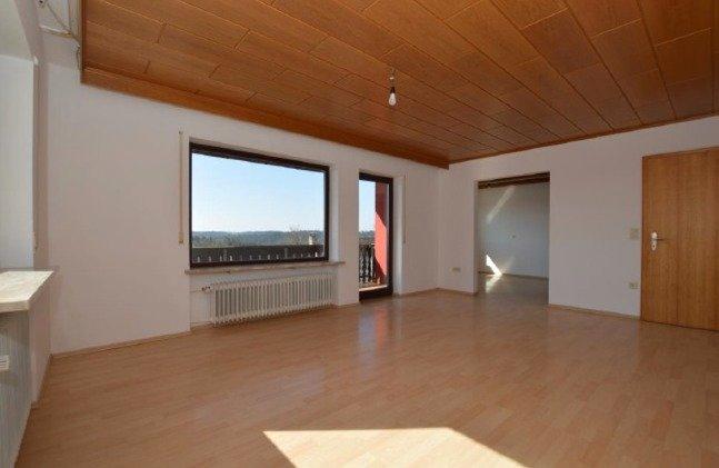 Thumbnail-Großzügige 4-Zimmer-Wohnung (100 m²) mit Balkon & Dachgeschoss