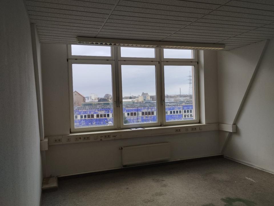 Thumbnail-Hupfeldcenter: Heller Band-Probenraum, ca. 25 m², im DG Seitenflügel, keine Schräge, großes Fenster, Südseite