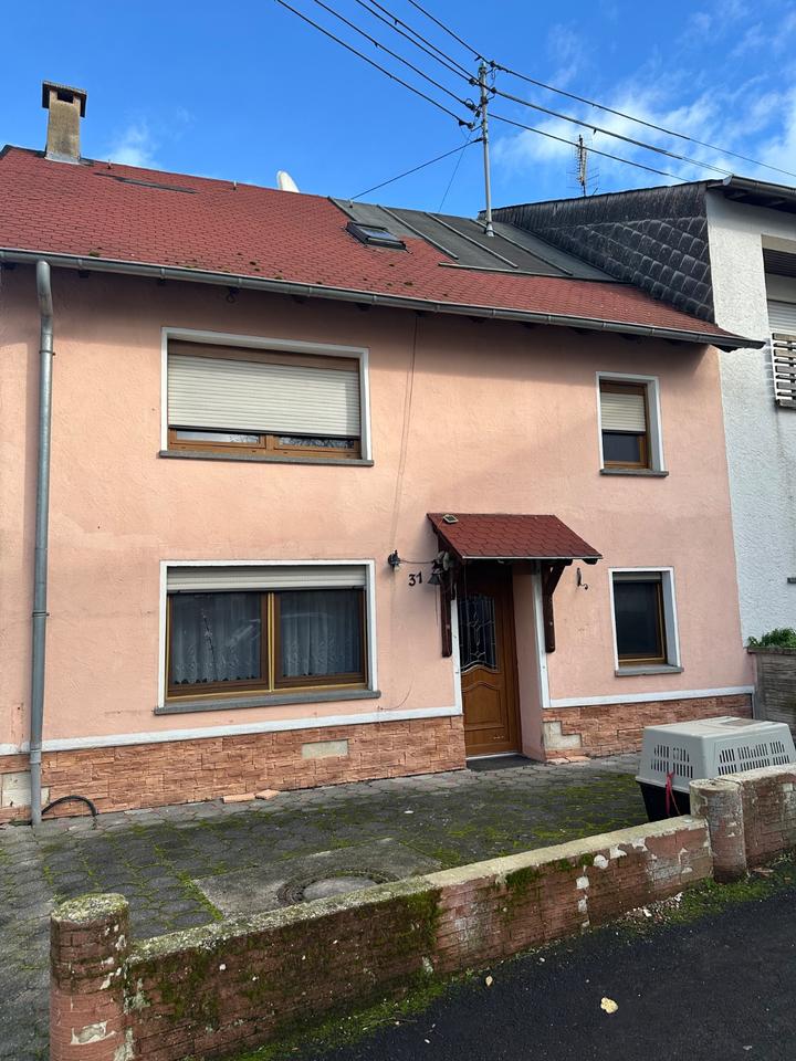 Thumbnail-Großes Wohnhaus mit 2 Garagen sofort beziehb. günstige Beheizung