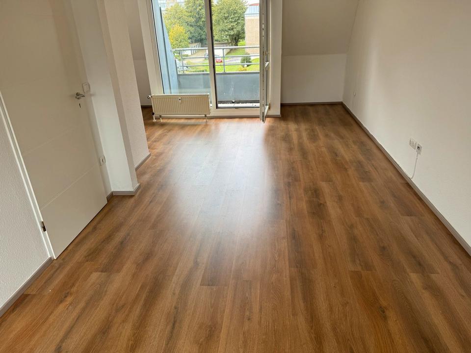 Thumbnail-Helle 1 Zi Wohnung mit Balkon Küche und Bad 40qm