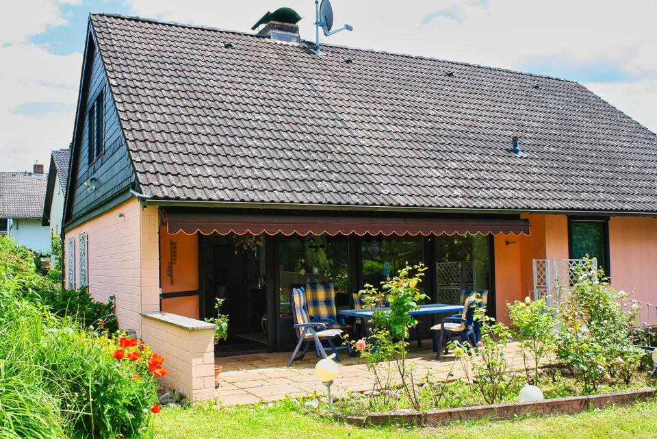Thumbnail-Einfamilienhaus m. Doppelgarage & Schwimmbad auf sonnigem Grdst.