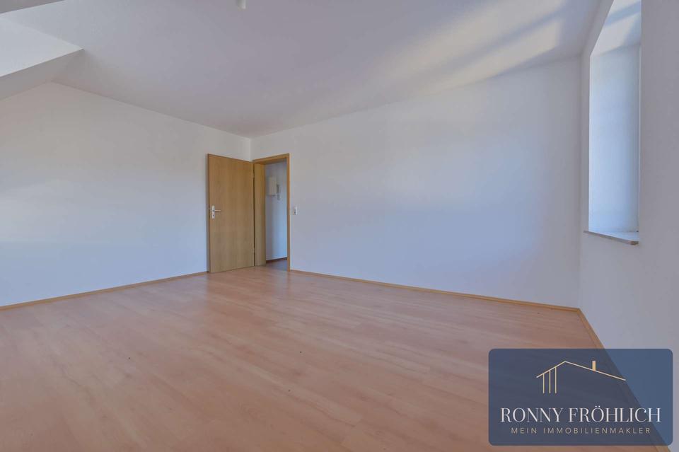 Thumbnail-stilvolle 2 Raum Wohnung im Dachgeschoss in Thum mit Carport und Wannenbad