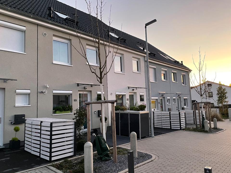 Thumbnail-Privat: Modernes Reihenhaus mit 5 Zimmern, Sonniger Wintergarten