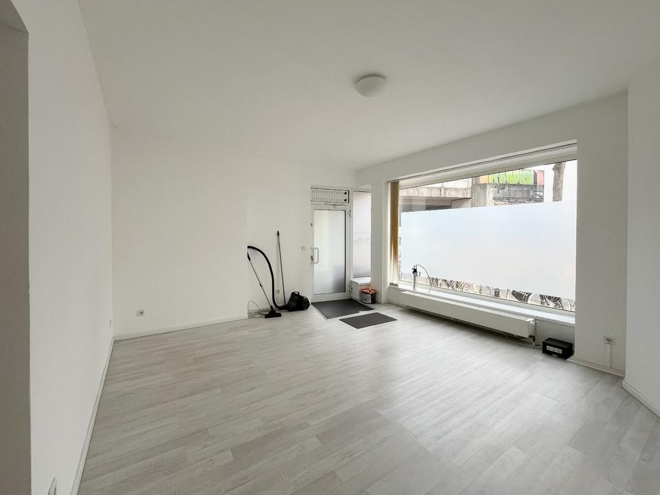 Thumbnail-großes Ladenlokal mit breitem Schaufenster, Martinstraße in Bilk