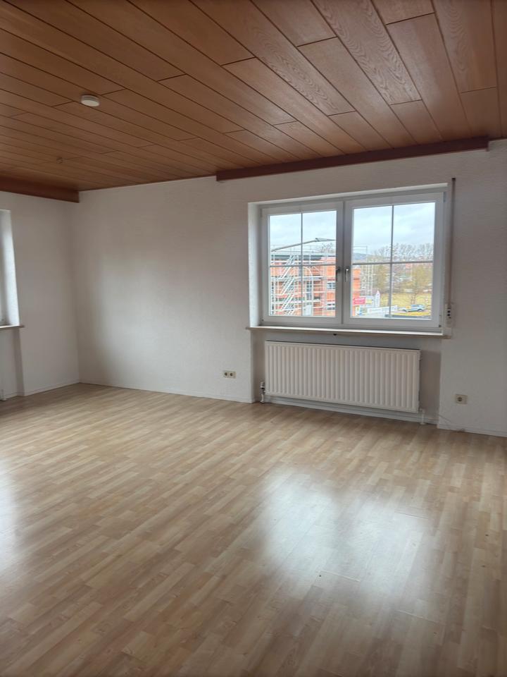 Thumbnail-Großzügige 4-Zimmer-Wohnung mit Balkon in Amberg – Gärbershof