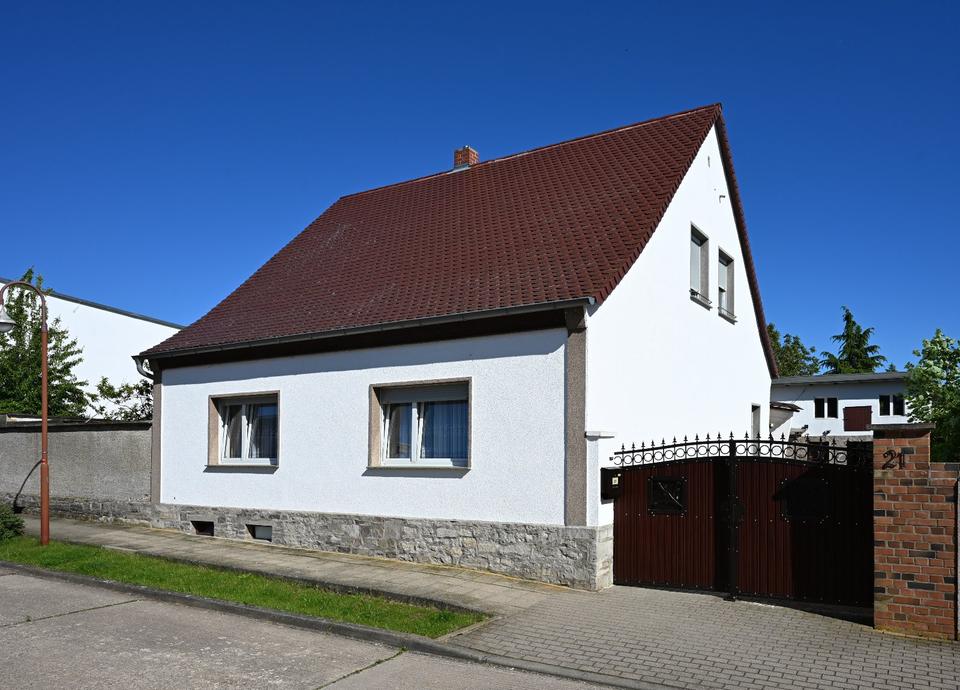 Thumbnail-Freistehendes Einfamilienhaus mit großem Anbau, Garage, Garten
