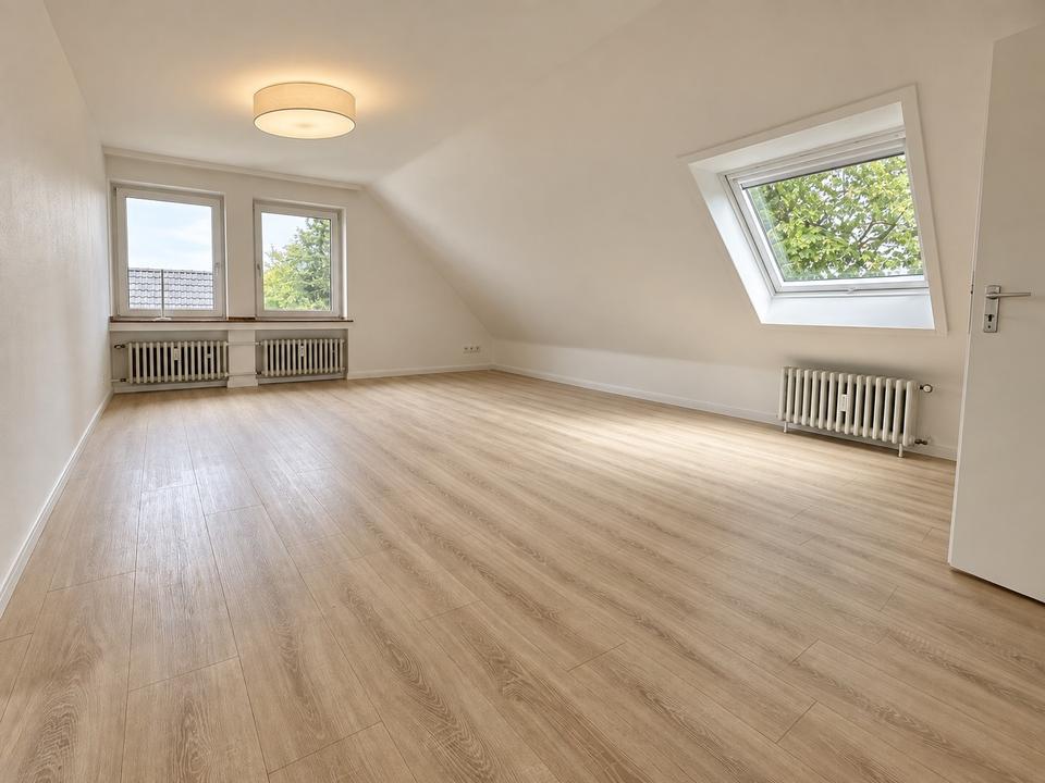 Thumbnail-Helle 2,5-Zimmer DG-Wohnung mit Tageslichtbad, Garage optional