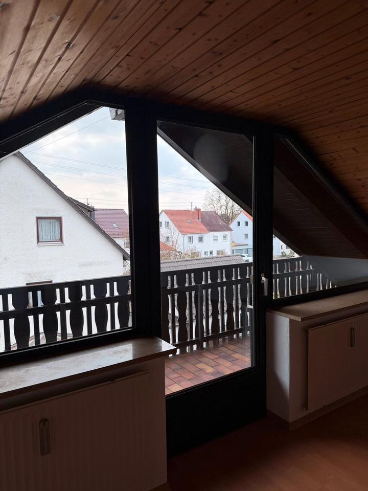 Thumbnail-Großzügige 2,5-Zimmer-DG-Wohnung mit Balkon (Beschreibung lesen)