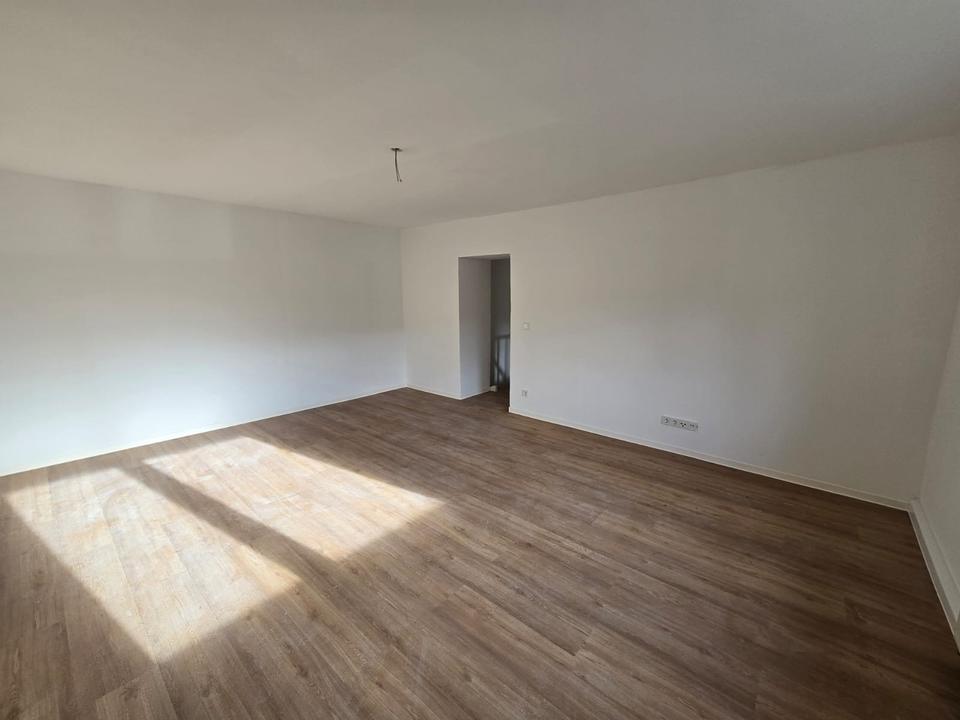Thumbnail-Frisch sanierte 2 ZKB Erdgeschosswohnung (66m², Erstbezug)