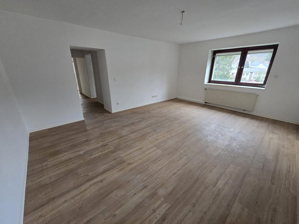 Thumbnail-Frisch sanierte 2 ZKB Wohnung (70m²) im Obergeschoss