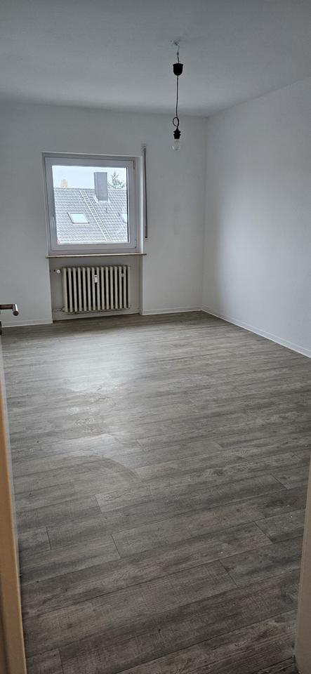 Thumbnail-Helle 4 Zimmer Wohnung mit Balkon und Garten.