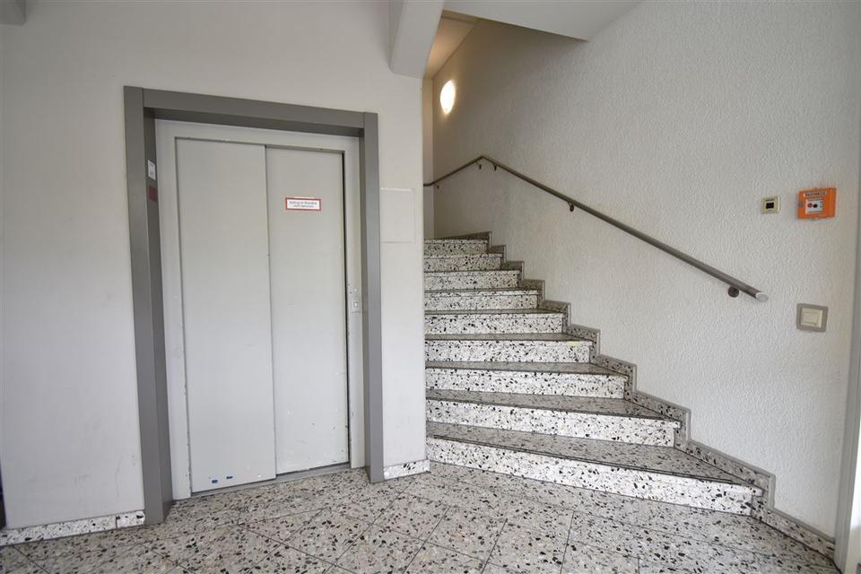 Thumbnail-Ab sofort bezugsfrei! Gepflegte Gewerbeeinheit mit 10 TG-Stlpl. in Lierenfeld