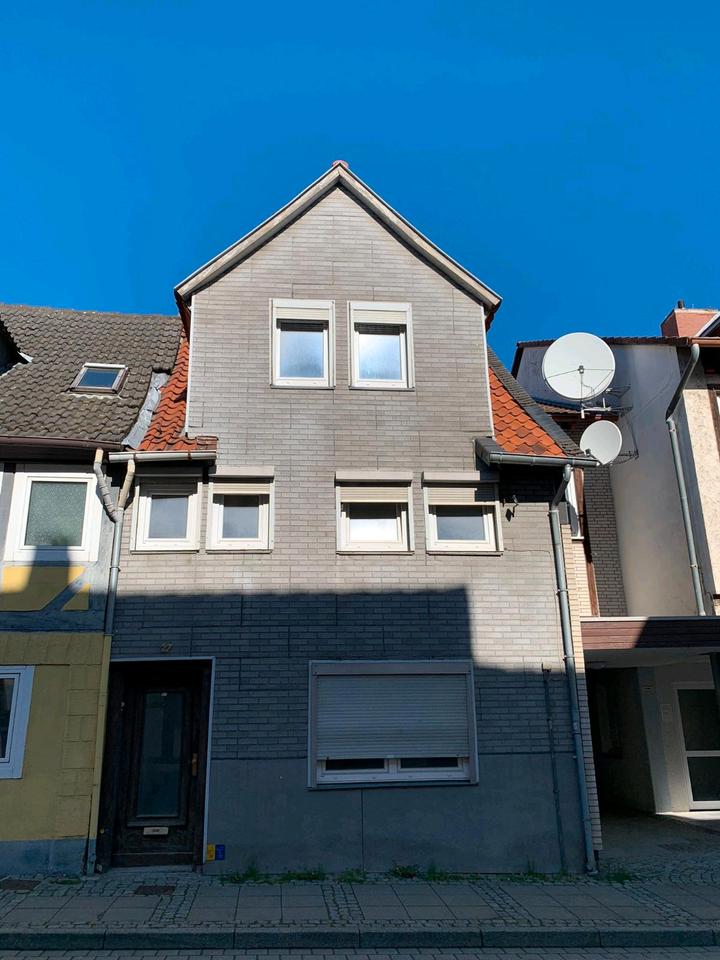 Thumbnail-altes sanierungsbedürftiges, bereits entkerntes Reihenhaus