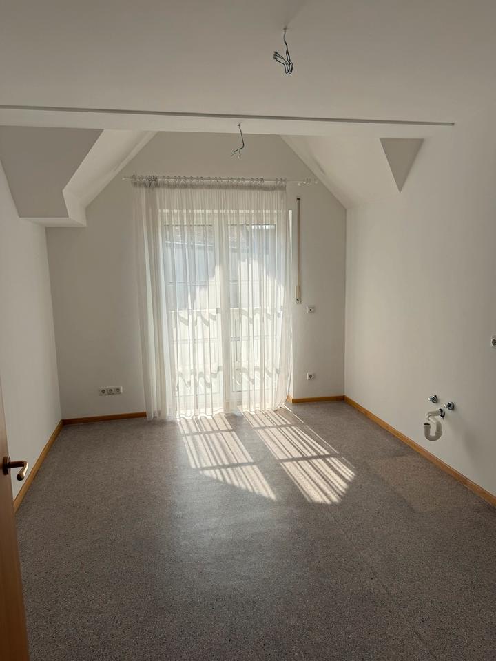 Thumbnail-Wohnung in Stamsried 5 Zimmer 85qm am Marktplatz; mit Balkon