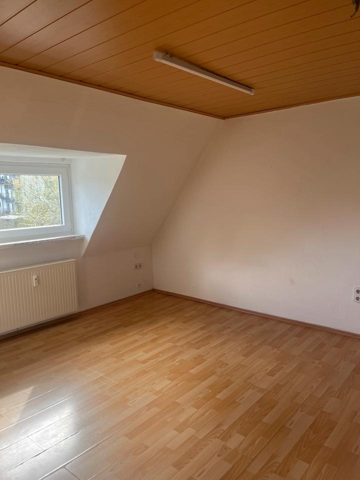 Thumbnail-Zwei Zimmer Wohnung im Dachgeschoss zu vermieten ab Mai