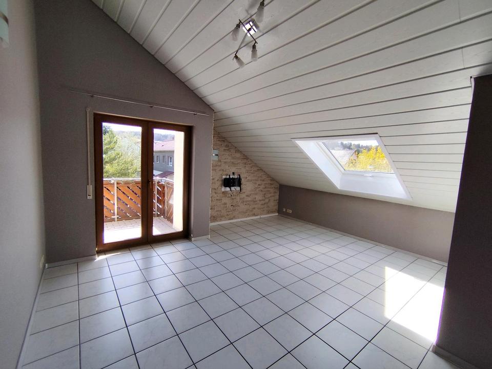 Thumbnail-Helle 2,5-Zimmer-DG-Wohnung mit Balkon, Garage & Fußbodenheizung