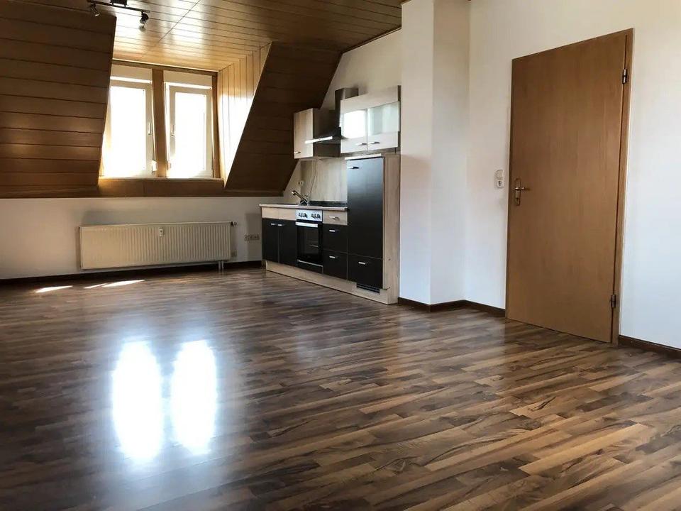 Thumbnail-Gemütliche 2-Zimmer-Dachgeschoss Wohnung mit Einbauküche