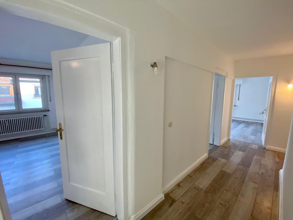 Thumbnail-Renovierte, großzügige 3-Zimmer Wohnung mit Küche und Balkon