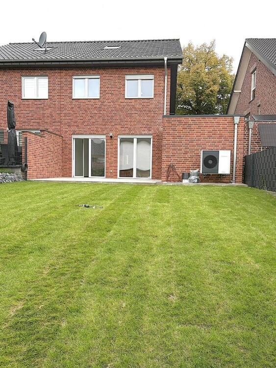 Thumbnail-Erstbezug! Moderne Doppelhaushälfte mit Garage und Gartenbereich.