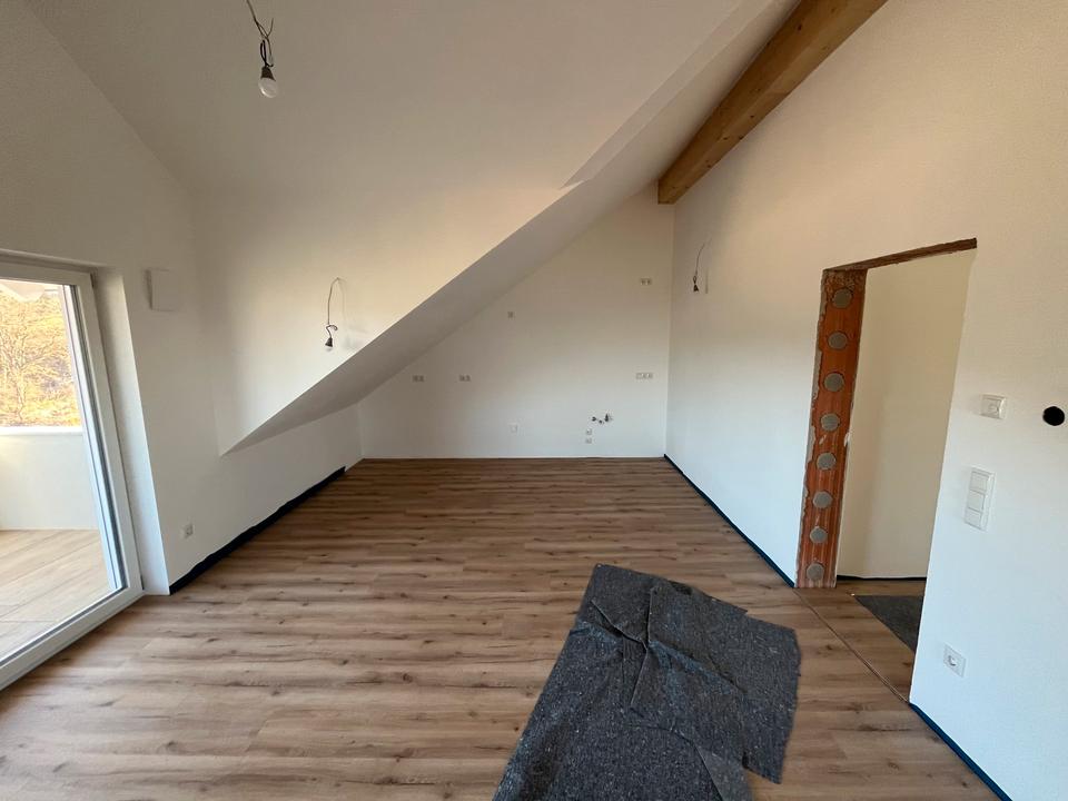 Thumbnail-Sonnige 3-Zimmerdachgeschosswohnung mit super Aussicht, Balkon u. zwei Stellplätzen