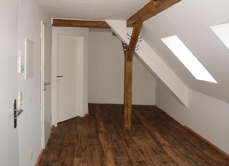 Thumbnail-O85W5: Schöne 1-R-Wohnung im Dachgeschoss mit Holzbalken und EBK im Stadtzentrum von Eisleben