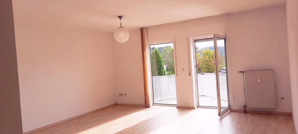 Thumbnail-Helle 3 Zimmer-Küche-Wannenbad-Wohnung im Erdgeschoss