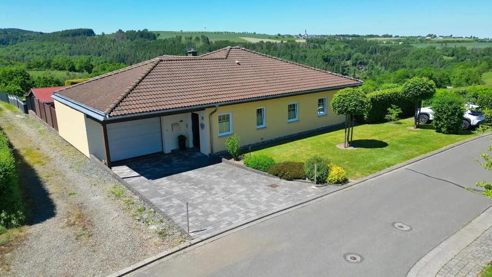 Thumbnail-Moderner, freistehender Bungalow mit großem Garten