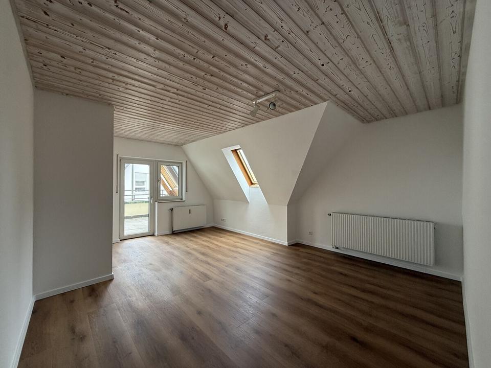 Thumbnail-Frisch renovierte Wohnung mit 2,5-Zimmer im DG in der Innenstadt