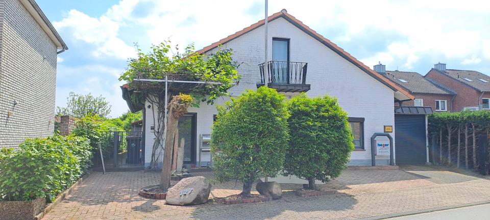 Thumbnail-Freistehendes Ein-Zweifamilienhaus mit großem Garten