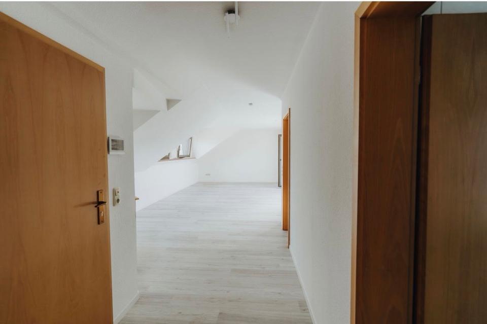 Thumbnail-Sofort bezugsfrei: frisch renoviert, neuer Boden, Küche & Balkon