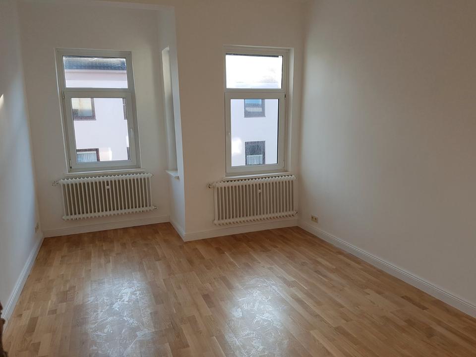 Thumbnail-2-Zi-Wohnung in Mitte mit Parkett, kl. Balkon und EBK