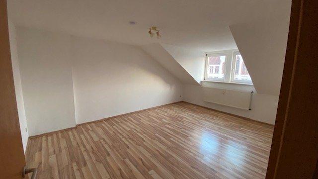 Thumbnail-Kleine ruhige Dachgeschoßwohnung mit Einbauküche zu vermieten