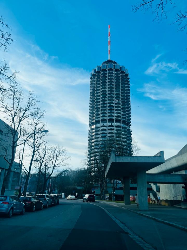 Thumbnail-Möblierte Wohnung 27. Stock Hotelturm 08.07.-30.07. zu vermieten