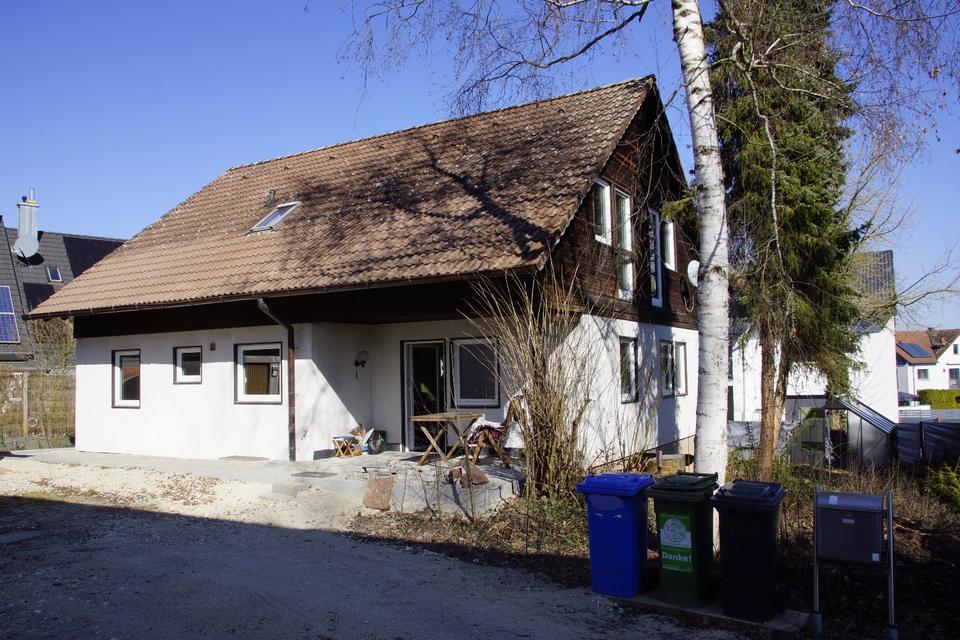 Thumbnail-Freistehendes Zweifamilienhaus mit großem Garten, Doppelgarage