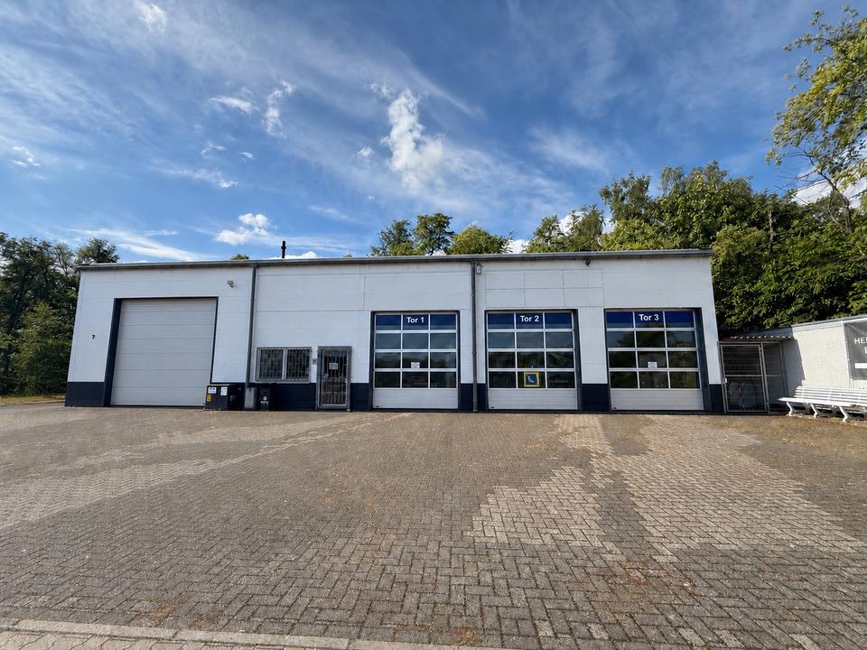 Thumbnail-Lagerhalle mit Büro, Sanitär und großer Parkplatz