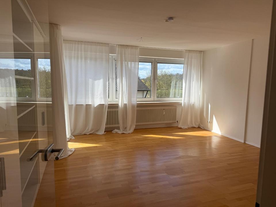 Thumbnail-Helle, sehr zentrale 3-Zimmer-Wohnung mit Balkon (teilmöbliert)