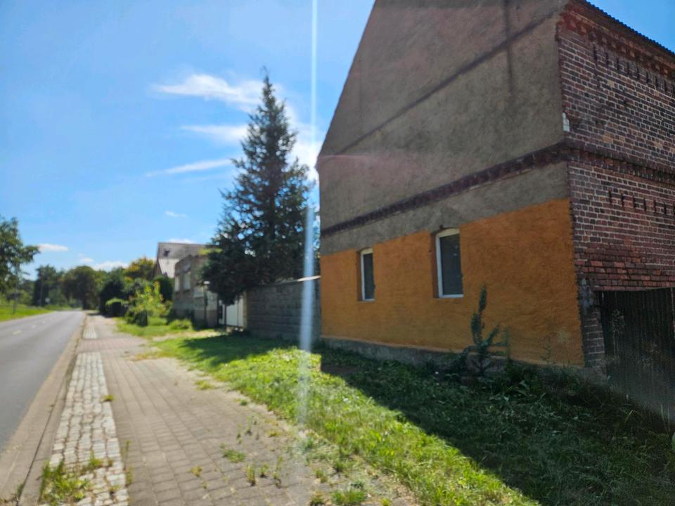 Thumbnail-Grundstück mit einem Haus und zwei großen Nebengebäuden,