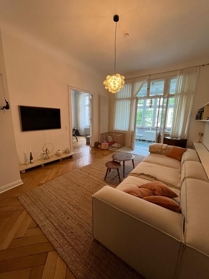 Thumbnail-Großzügige 3-Zimmer-Altbauwohnung mit Wintergarten (teilmöbliert)