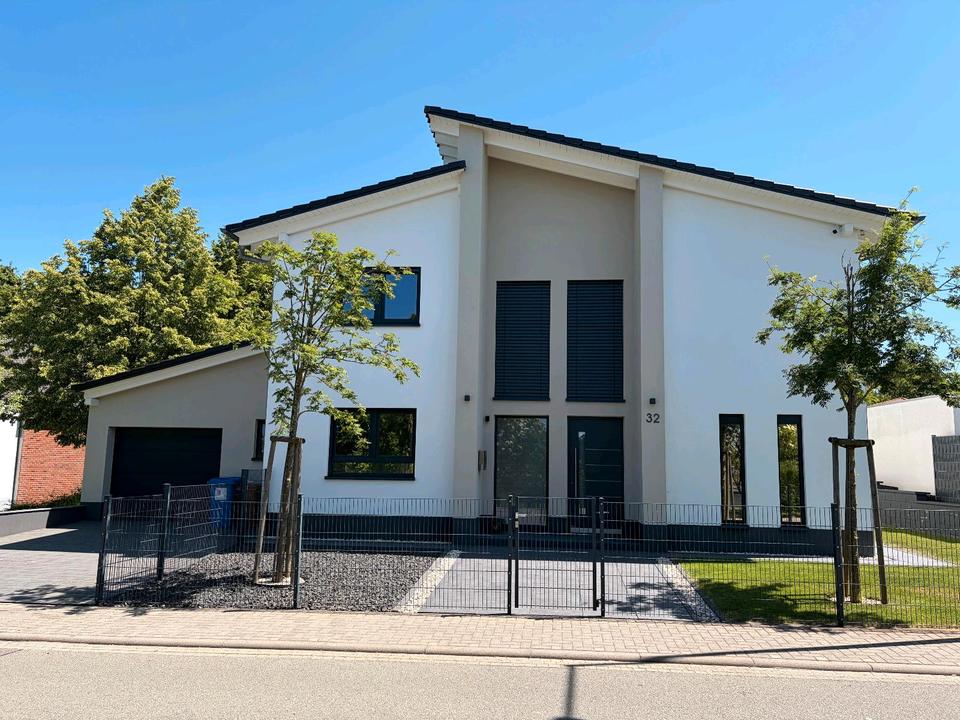 Thumbnail-Einfamilienhaus Pultdach Photovoltaikanlage Wallbox Wärmepumpe
