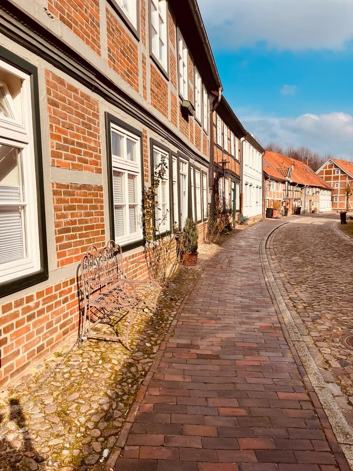 Thumbnail-großzüge 4-Zimmer-Altbauwohnung mit Dachterrasse