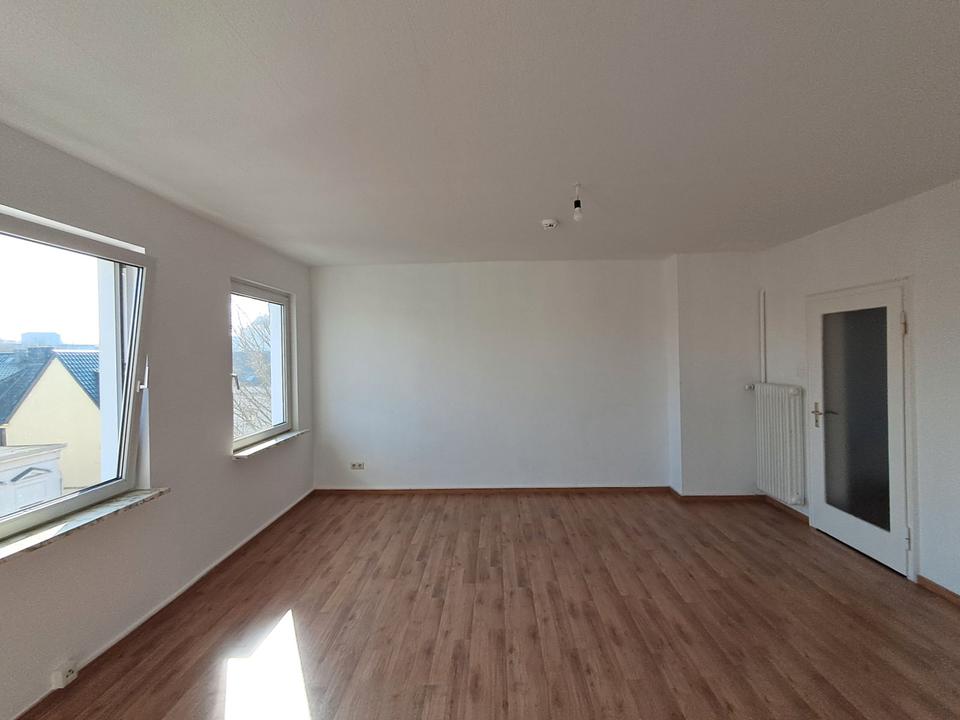 Thumbnail-Gut geschnittene 2-Zimmer-Wohnung mit Balkon und Garderobenraum in der Nähe des Stadtzentrums.