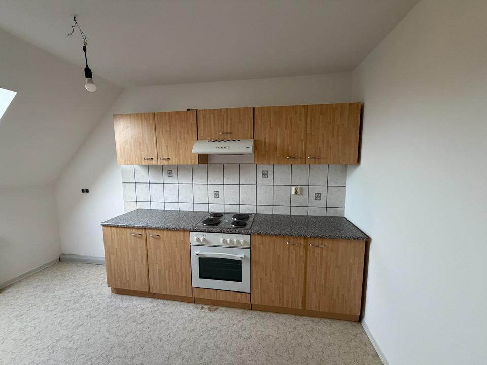 Thumbnail-Schöne helle 2-Raum-Dachgeschosswohnung ab sofort zu vermieten!