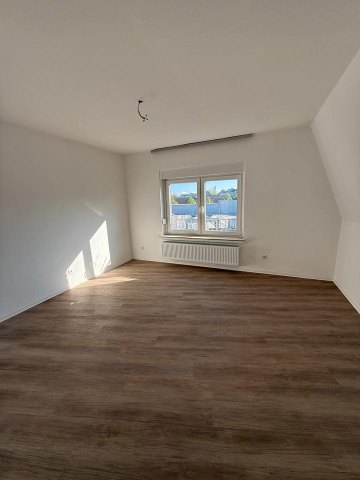 Thumbnail-Großzügige 4 Zimmer-Wohnung (115m2) -frisch renoviert