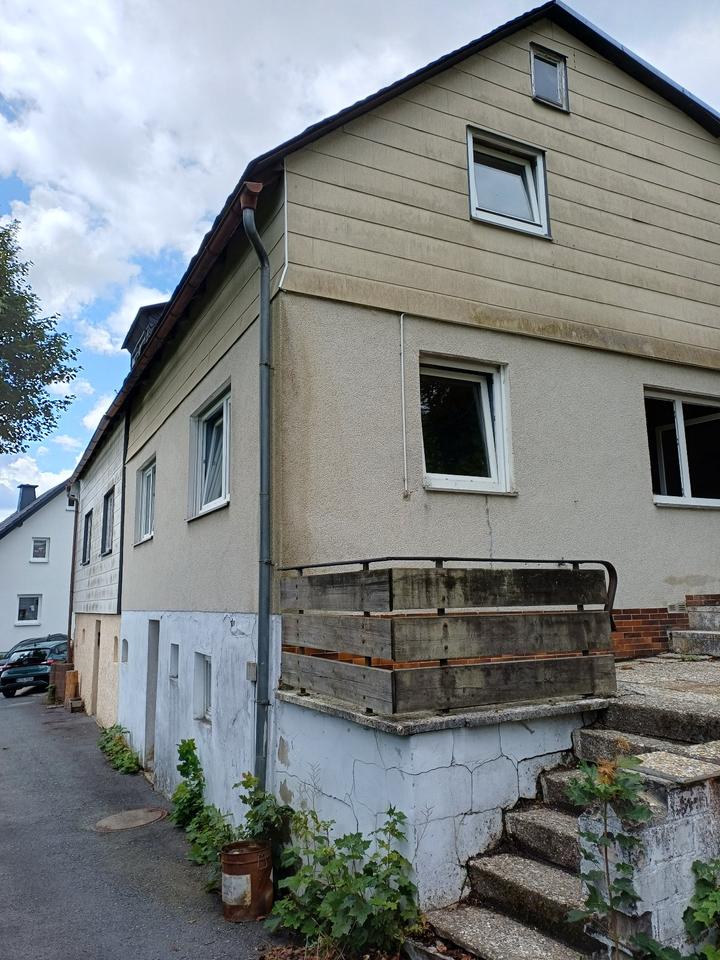 Thumbnail-Kleine Doppelhaushälfte mit Nebengebäude und kleinem Garten