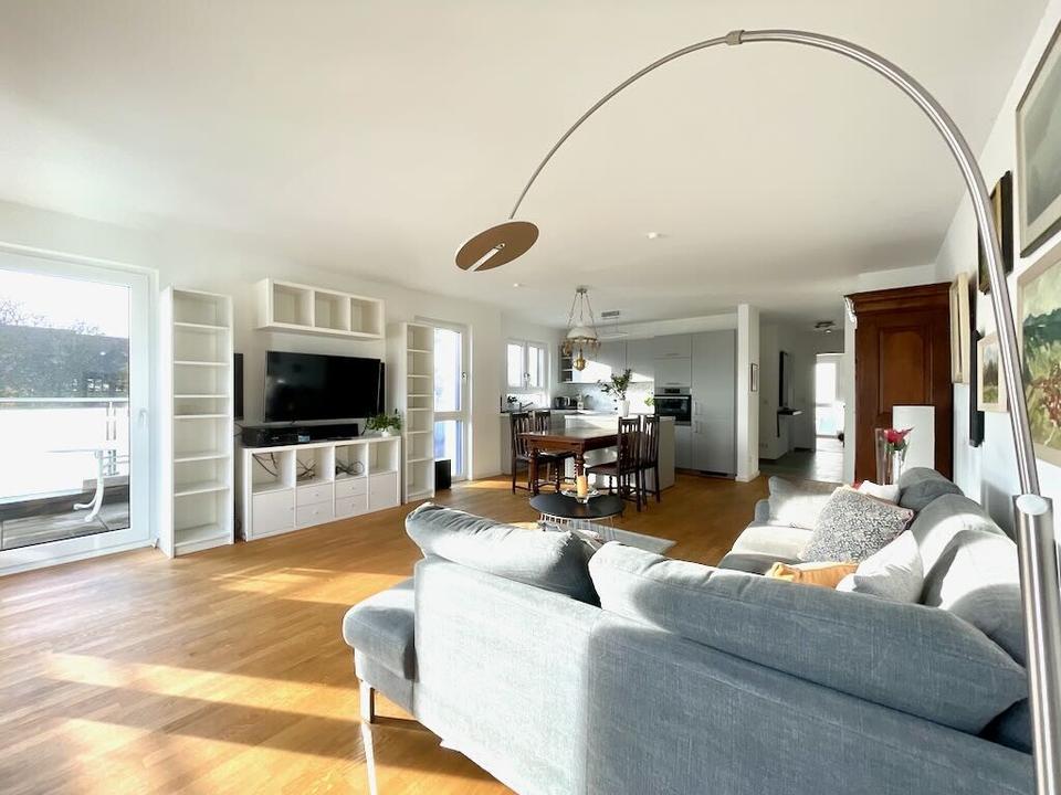 Thumbnail-Sofort einziehen - möbiliertes Appartement mit sonnigem Balkon, Aufzug und Tiefgarage - neuwertig