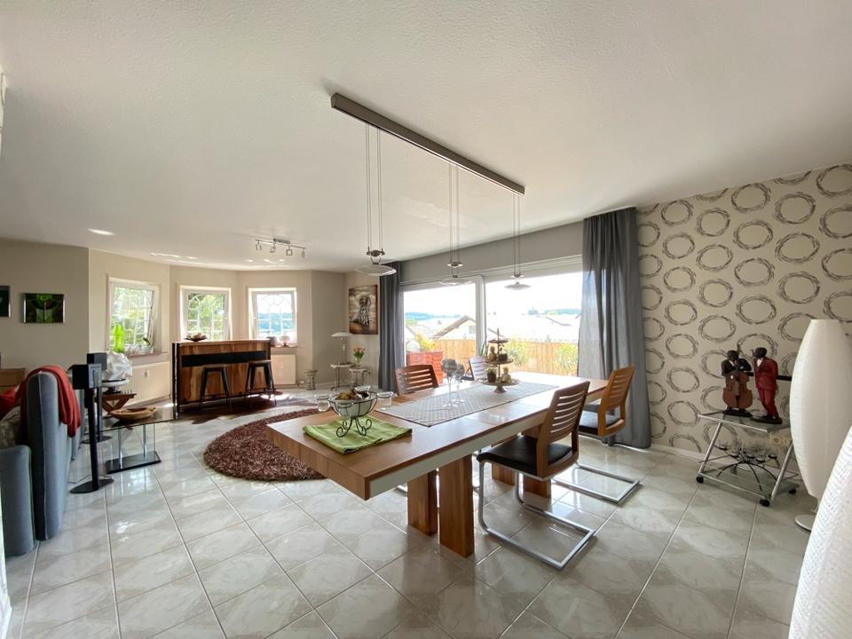 Thumbnail-Großzügige 6-Zimmer-Wohnung in ruhiger Wohnlage