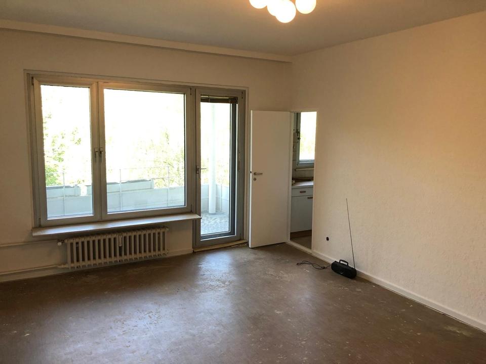 Thumbnail-Helle, renovierungsbedürftige 1-Zimmer-Wohnung mit Balkon