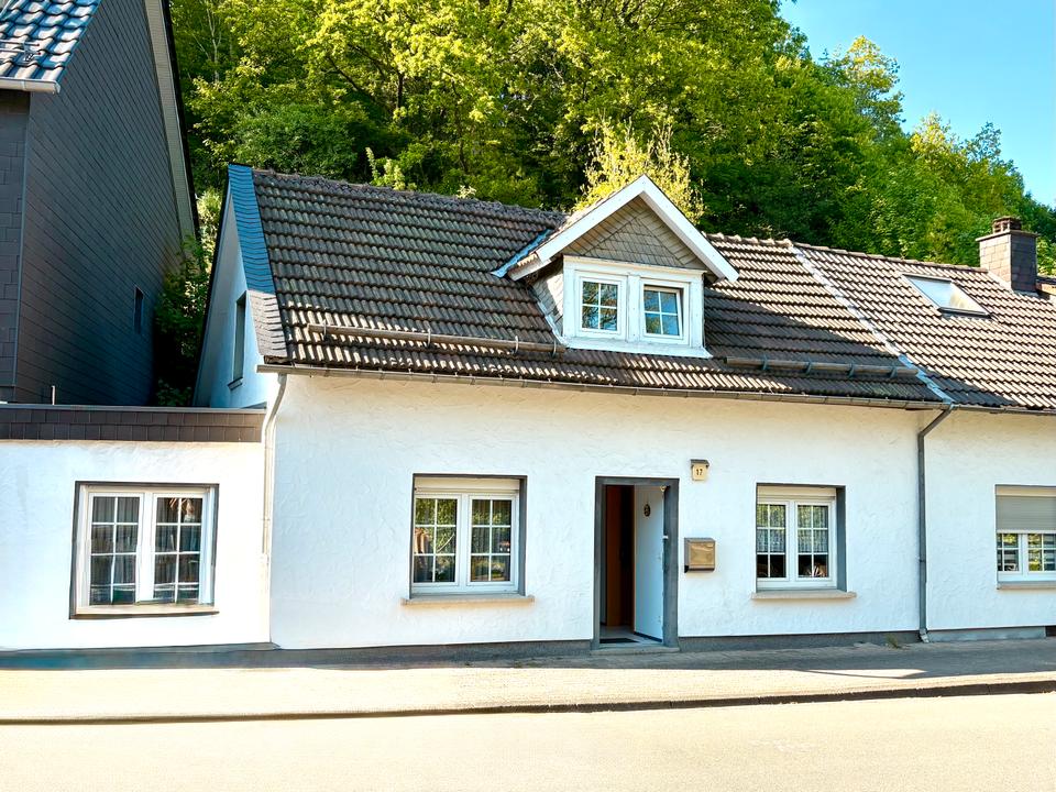 Thumbnail-Zentral in Olpe: Wohnhaus mit Geschichte, 3 Garagen & kl. Garten